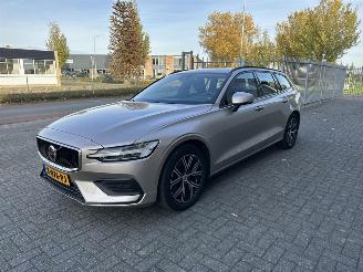 Coche accidentado Volvo V-60 2.0 B3 Essential Edition 2024/1