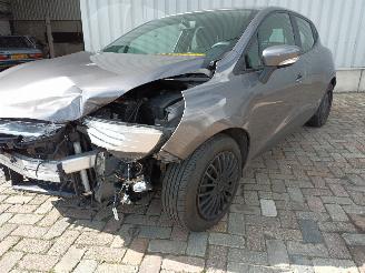 Damaged car Renault Clio Clio IV (5R) Hatchback 5-drs 0.9 Energy TCE 90 12V (H4B-400(H4B-A4)) [=
66kW]  (11-2012/...) 2014/7