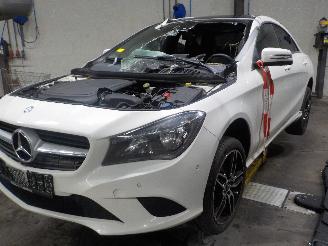 Coche siniestrado Mercedes Cla-klasse CLA (117.3) Sedan 1.6 CLA-180 16V (M270.910) [90kW]  (01-2013/03-2019)= 2014