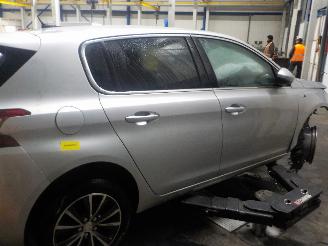Peugeot 308 308 (L3/L8/LB/LH/LP) Hatchback 5-drs 1.2 12V e-THP PureTech 110 (EB2DT=
(HNZ)) [81kW]  (11-2013/06-2021) picture 3