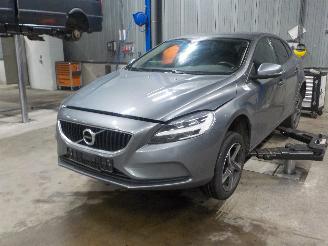 Damaged car Volvo V-40 V40 (MV) 2.0 D2 16V (D4204T8(Euro 6b)) [88kW]  (02-2015/08-2019) 2013