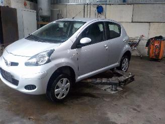 uszkodzony samochody osobowe Toyota Aygo Aygo (B10) Hatchback 1.0 12V VVT-i (1KR-FE) [50kW]  (07-2005/05-2014) 2009