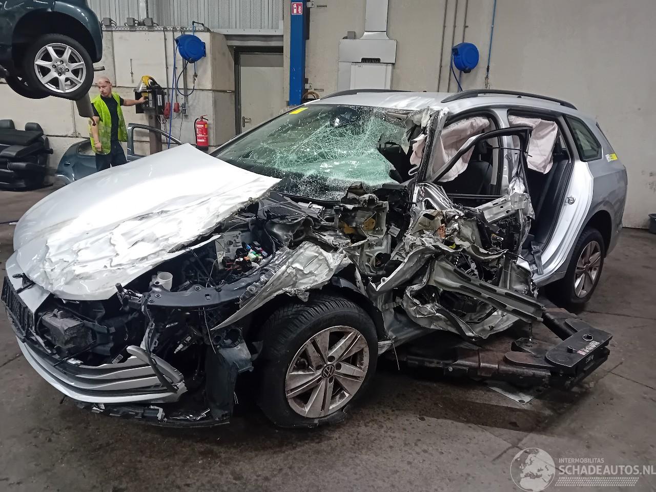 Volkswagen Golf Golf VIII Variant (GC5) Combi 1.0 eTSI 12V (DLAA) [81kW]  (06-2020/...=
)