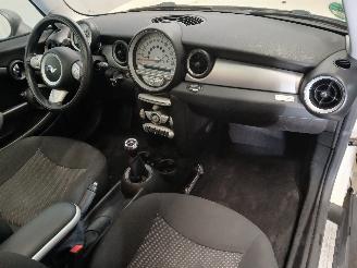 Mini Mini Mini (R56) Hatchback 1.4 16V One (N12-B14A) [70kW]  (11-2006/03-2010) picture 8