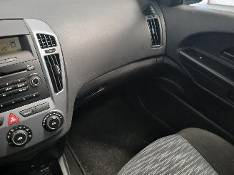 Kia Cee d Cee'd Sporty Wagon (EDF) Combi 1.4 16V (G4FA) [80kW]  (09-2007/12-2012=
) picture 16