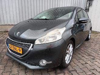 Vaurioauto  passenger cars Peugeot 208 208 I (CA/CC/CK/CL) Hatchback 1.2 Vti 12V PureTech 82 (EB2F(HMZ)) [60k=
W]  (03-2012/12-2019) 2013/1