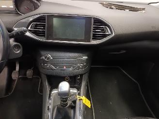 Peugeot 308 308 SW (L4/L9/LC/LJ/LR) Combi 5-drs 1.2 12V e-THP PureTech 130 (EB2DTS=
(HNY)) [96kW]  (03-2014/12-2021) picture 14
