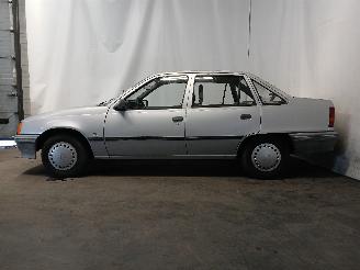 Opel Kadett Kadett E (33/34/43/44) Hatchback 1.3 S,LS,GL,GLS,GT (13S) [55kW]  (09-=
1984/08-1987) picture 4