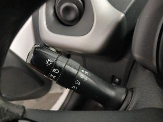 Peugeot 108 108 Hatchback 1.0 12V (1KRFE(CFB)) [51kW]  (05-2014/...) picture 15
