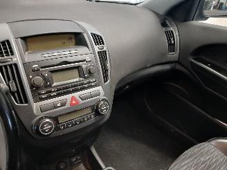 Kia Cee d Cee'd Sporty Wagon (EDF) Combi 1.6 16V (G4FC) [90kW]  (09-2007/12-2012=
) picture 17