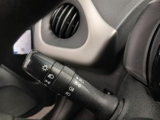 Peugeot 108 108 Hatchback 1.0 12V (1KRFE(CFB)) [51kW]  (05-2014/...) picture 16