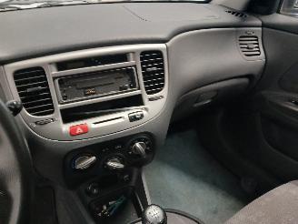 Kia Rio Rio II (DE) Hatchback 1.5 CRDi VGT 16V (D4FA) [81kW]  (03-2005/12-2011=
) picture 16