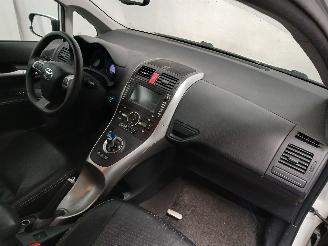 Toyota Auris Auris (E15) Hatchback 1.8 16V HSD Full Hybrid (2ZRFXE) [100kW]  (09-20=
10/09-2012) picture 8
