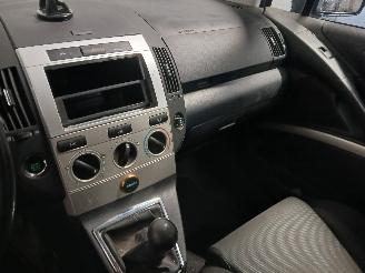 Toyota Corolla Corolla Verso (R10/11) MPV 1.6 16V VVT-i (3ZZFE) [81kW]  (04-2004/03-2=
009) picture 17