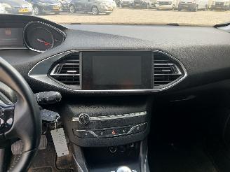 Peugeot 308 308 SW (L4/L9/LC/LJ/LR) Combi 5-drs 1.5 BlueHDi 130 (DV5RC(YHZ)) [96kW=
]  (06-2017/12-2021) picture 17