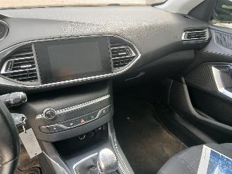 Peugeot 308 308 SW (L4/L9/LC/LJ/LR) Combi 5-drs 1.5 BlueHDi 130 (DV5RC(YHZ)) [96kW=
]  (06-2017/12-2021) picture 16