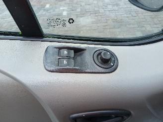 Opel Vivaro Vivaro Van 2.0 CDTI (M9R-786) [66kW]  (08-2006/07-2014) picture 13