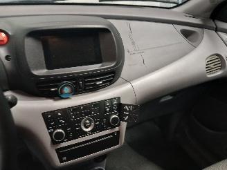 Nissan Almera Almera Tino (V10M) MPV 1.8 16V (QG18DE) [85kW]  (12-2002/02-2006) picture 16