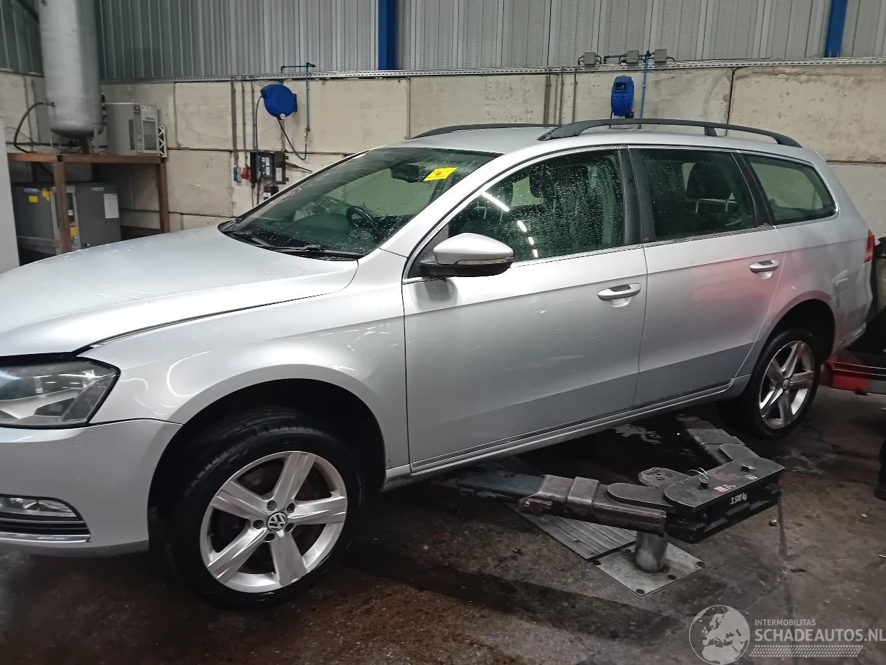 Volkswagen Passat Passat Variant (365) Combi 1.6 TDI 16V Bluemotion (CAYC(Euro 5)) [77kW=
]  (08-2010/12-2014)