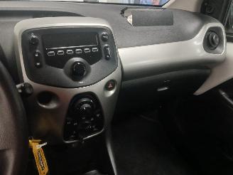 Peugeot 108 108 Hatchback 1.0 12V (1KRFE(CFB)) [51kW]  (05-2014/...) picture 16