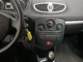 Renault Clio Clio III (BR/CR) Hatchback 1.4 16V (K4J-780) [72kW]  (06-2005/12-2012)= picture 18