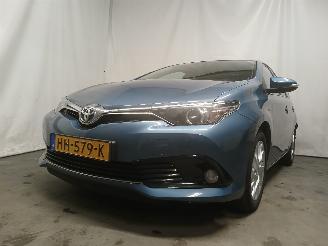 damaged passenger cars Toyota Auris Auris (E18) Hatchback 5-drs 1.8 16V Hybrid (2ZRFXE) [100kW]  (10-2012/=
03-2019) 2015/11