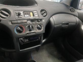 Toyota Yaris Yaris (P1) Hatchback 1.3 16V VVT-i (2SZFE) [64kW]  (04-2002/09-2005) picture 16