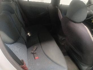 Toyota Yaris Yaris (P1) Hatchback 1.3 16V VVT-i (2SZFE) [64kW]  (04-2002/09-2005) picture 10