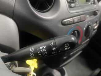 Toyota Yaris Yaris (P1) Hatchback 1.3 16V VVT-i (2SZFE) [64kW]  (04-2002/09-2005) picture 15