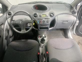 Toyota Yaris Yaris (P1) Hatchback 1.3 16V VVT-i (2SZFE) [64kW]  (04-2002/09-2005) picture 11