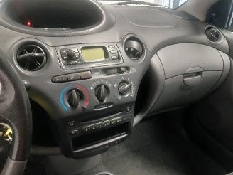 Toyota Yaris Yaris (P1) Hatchback 1.3 16V VVT-i (2SZFE) [64kW]  (04-2002/09-2005) picture 16