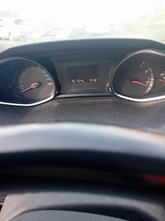 Peugeot 308 308 SW (L4/L9/LC/LJ/LR) Combi 5-drs 1.2 12V e-THP PureTech 130 (EB2DTS=
(HNY)) [96kW]  (03-2014/06-2021) picture 2