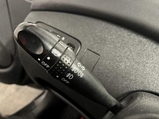 Toyota Yaris Yaris (P1) Hatchback 1.5 TS 16V VVT-i (1NZFE) [77kW]  (01-2003/11-2005=
) picture 14