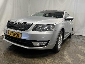 uszkodzony samochody osobowe Skoda Octavia Octavia Combi (5EAC) Combi 5-drs 1.6 TDI Greenline 16V (CRKB) [81kW]  =
(05-2013/07-2020) 2014/4