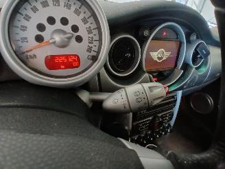 Mini Mini Mini Cooper S (R53) Hatchback 1.6 16V (W11-B16A) [120kW]  (03-2002/09-=
2006) picture 15