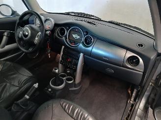 Mini Mini Mini Cooper S (R53) Hatchback 1.6 16V (W11-B16A) [120kW]  (03-2002/09-=
2006) picture 8