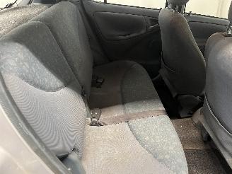 Toyota Yaris Yaris (P1) Hatchback 1.3 16V VVT-i (2SZFE) [63kW]  (08-1999/11-2005) picture 11