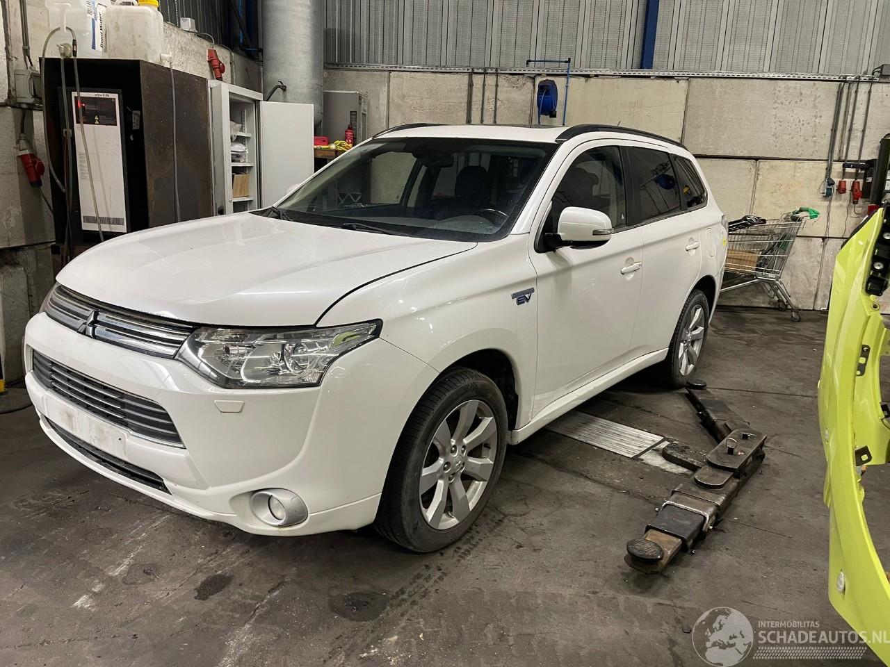 Mitsubishi Outlander Outlander (GF/GG) SUV 2.0 16V PHEV 4x4 (Y61) [147kW]  (01-2014/12-2021=
)
