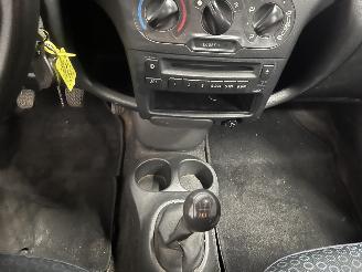 Toyota Yaris Yaris (P1) Hatchback 1.3 16V VVT-i (2SZFE) [64kW]  (04-2002/09-2005) picture 17