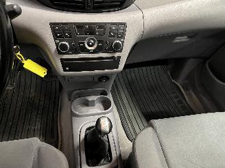 Nissan Almera Almera Tino (V10M) MPV 1.8 16V (QG18DE) [85kW]  (12-2002/02-2006) picture 16