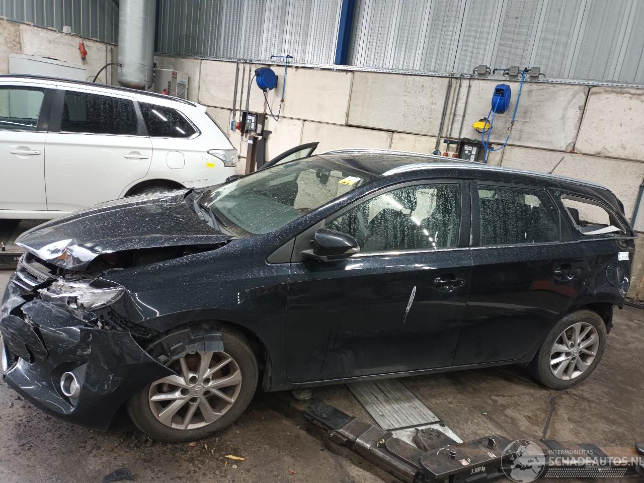 Toyota Auris Auris Touring Sports (E18) Combi 1.6 Dual VVT-i 16V (1ZRFAE) [97kW]  (=
07-2013/12-2018)