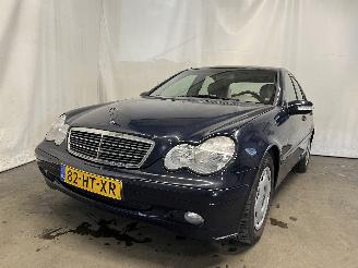 uszkodzony samochody osobowe Mercedes C-klasse C (W203) Sedan 2.2 C-200 CDI 16V (OM611.962) [85kW]  (09-2000/06-2003)= 2002/1
