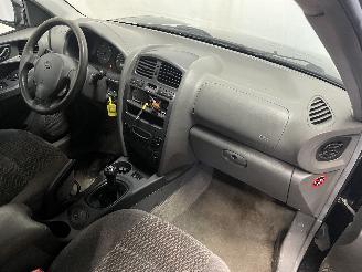 Hyundai Santa Fe Santa Fe I SUV 2.4 16V 4x4 (G4JS) [107kW]  (02-2001/02-2006) picture 12