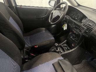 Opel Zafira Zafira (F75) MPV 1.6 16V (Z16XE(Euro 4)) [74kW]  (04-1999/06-2005) picture 16