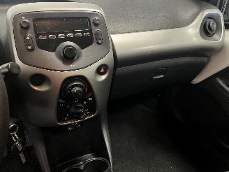 Peugeot 108 108 Hatchback 1.0 12V (1KRFE(CFB)) [51kW]  (05-2014/...) picture 19