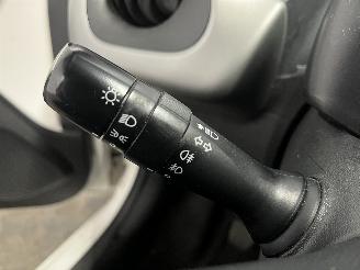 Peugeot 108 108 Hatchback 1.0 12V (1KRFE(CFB)) [51kW]  (05-2014/...) picture 17