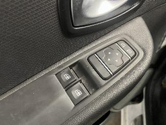 Renault Clio Clio IV Estate/Grandtour (7R) Combi 5-drs 0.9 Energy TCE 90 12V (H4B-4=
08(H4B-B4)) [66kW]  (01-2013/08-2021) picture 18