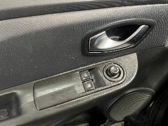 Renault Clio Clio IV Estate/Grandtour (7R) Combi 5-drs 1.5 Energy dCi 90 FAP (K9K-6=
08(K9K-B6)) [66kW]  (11-2012/08-2021) picture 18