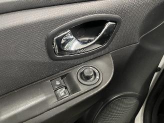 Renault Clio Clio IV Estate/Grandtour (7R) Combi 5-drs 1.5 Energy dCi 90 FAP (K9K-6=
08(K9K-B6)) [66kW]  (11-2012/08-2021) picture 16