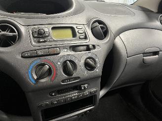 Toyota Yaris Yaris (P1) Hatchback 1.3 16V VVT-i (2SZFE) [63kW]  (08-1999/11-2005) picture 14